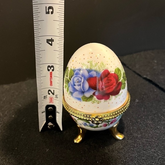 Rui Hao porcelain egg large roses, red, blue, grey with flowers & golden feet - Picture 7 of 13